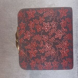 INDEN-YA Leather Bifold Kiss Lock Wallet 🍇